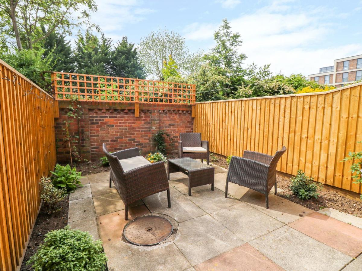 17 Fewster Way Villa York Exterior photo