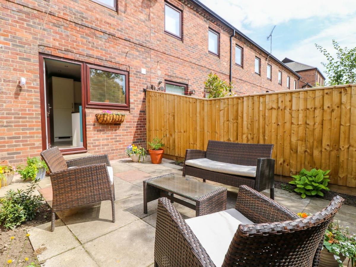 17 Fewster Way Villa York Exterior photo